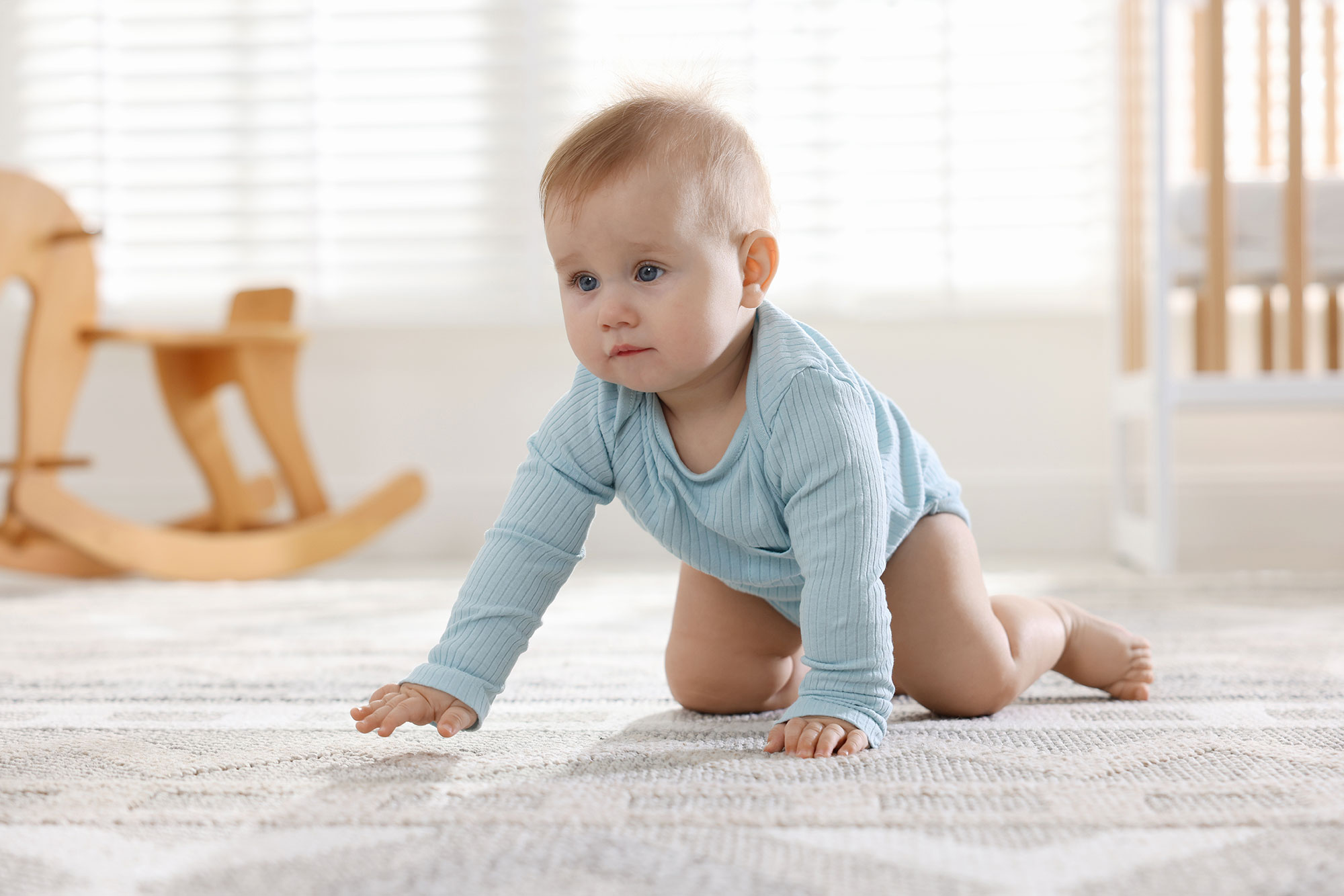 Как научить ребенка ползать