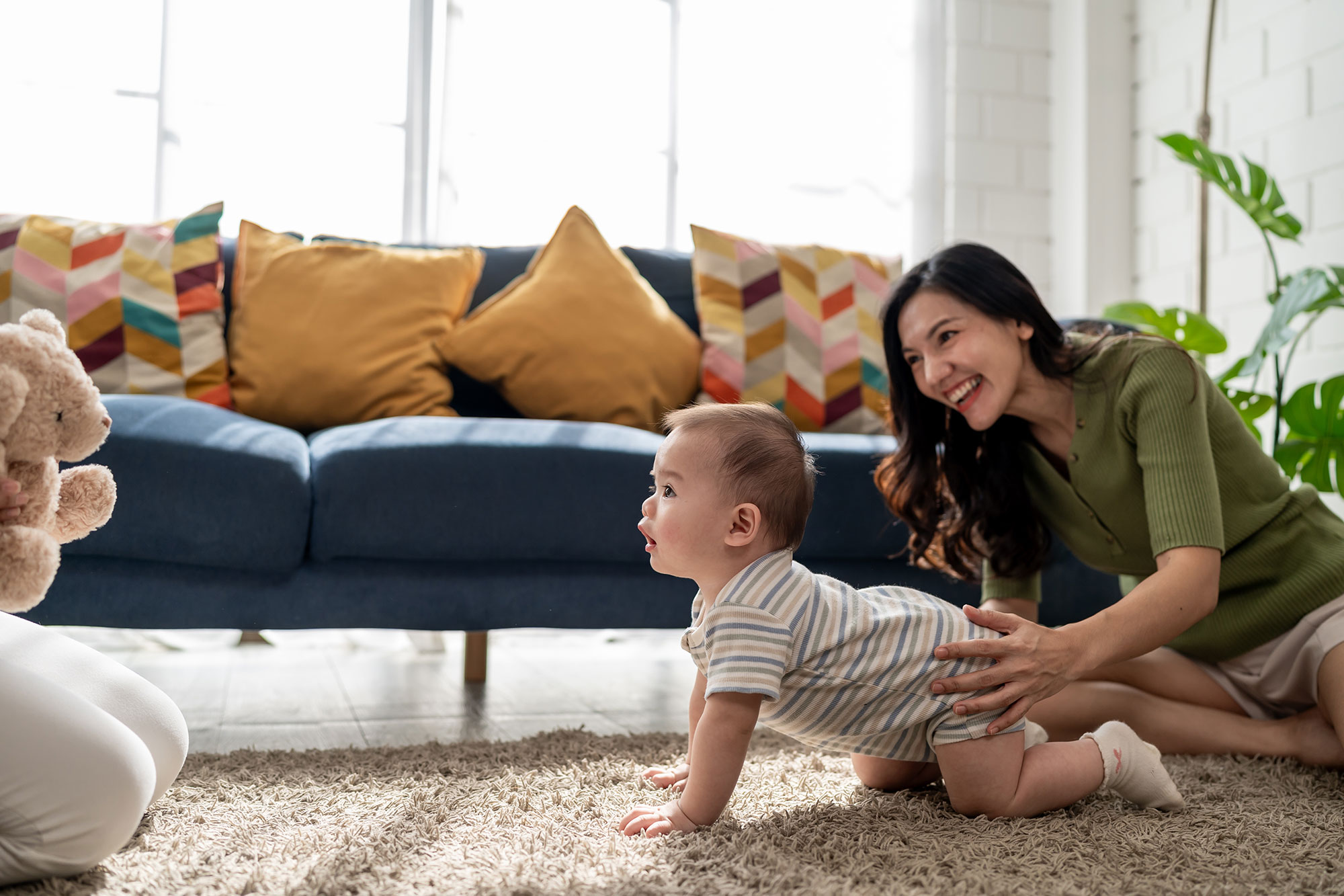 Как научить ребенка ползать