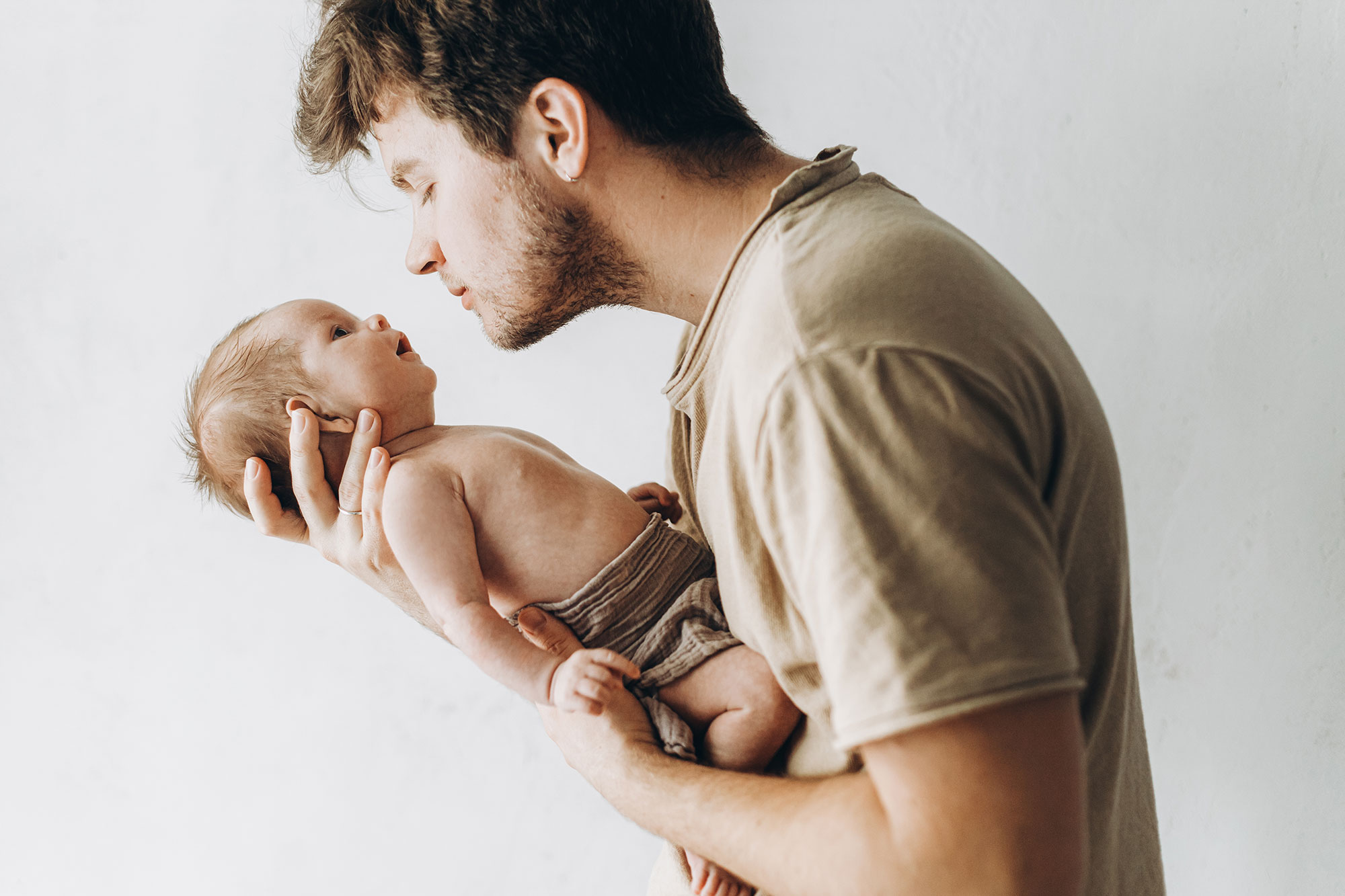 Когда дети начинают держать головку