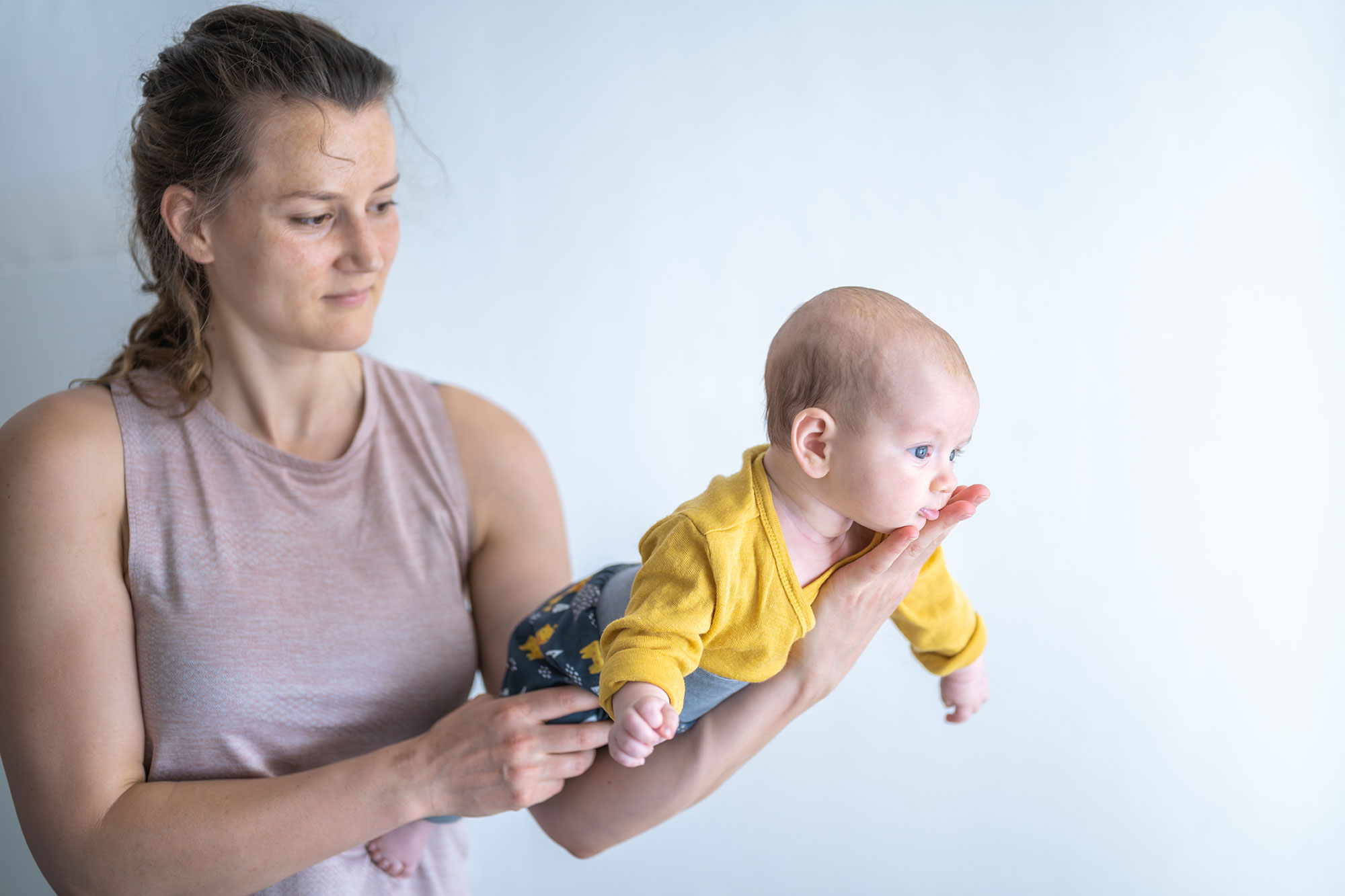 Когда дети начинают держать головку