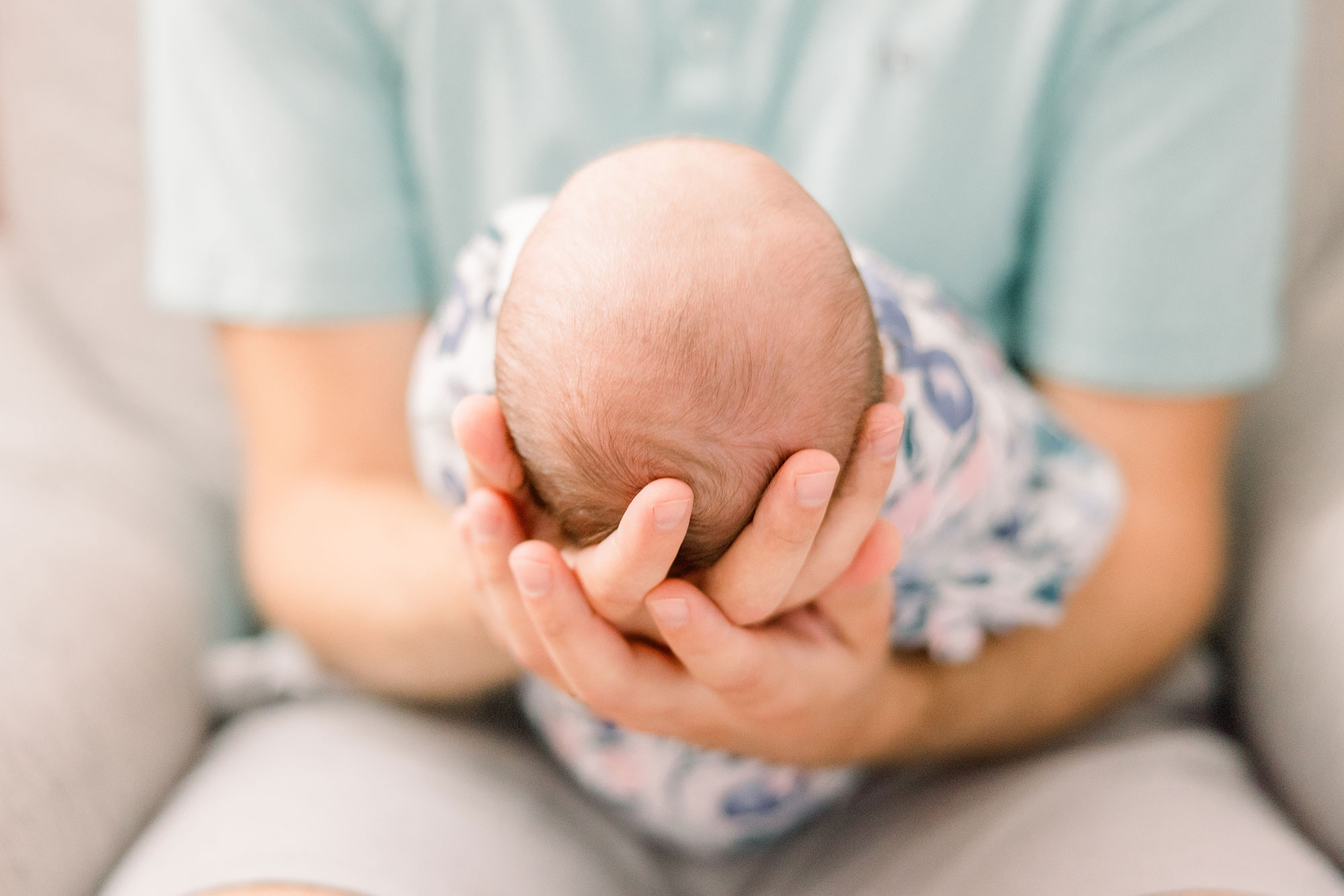 Когда дети начинают держать головку