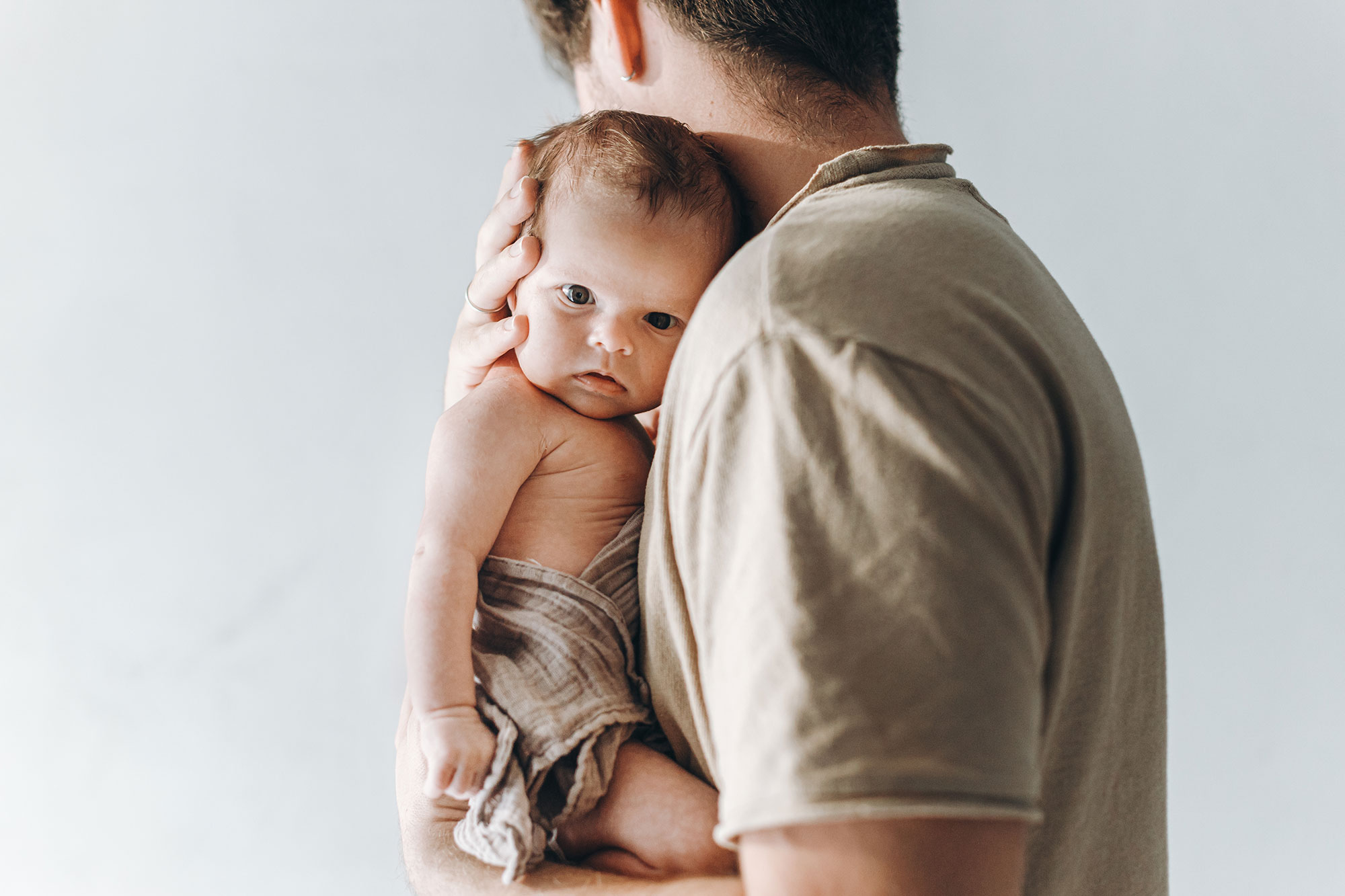 Когда дети начинают держать головку