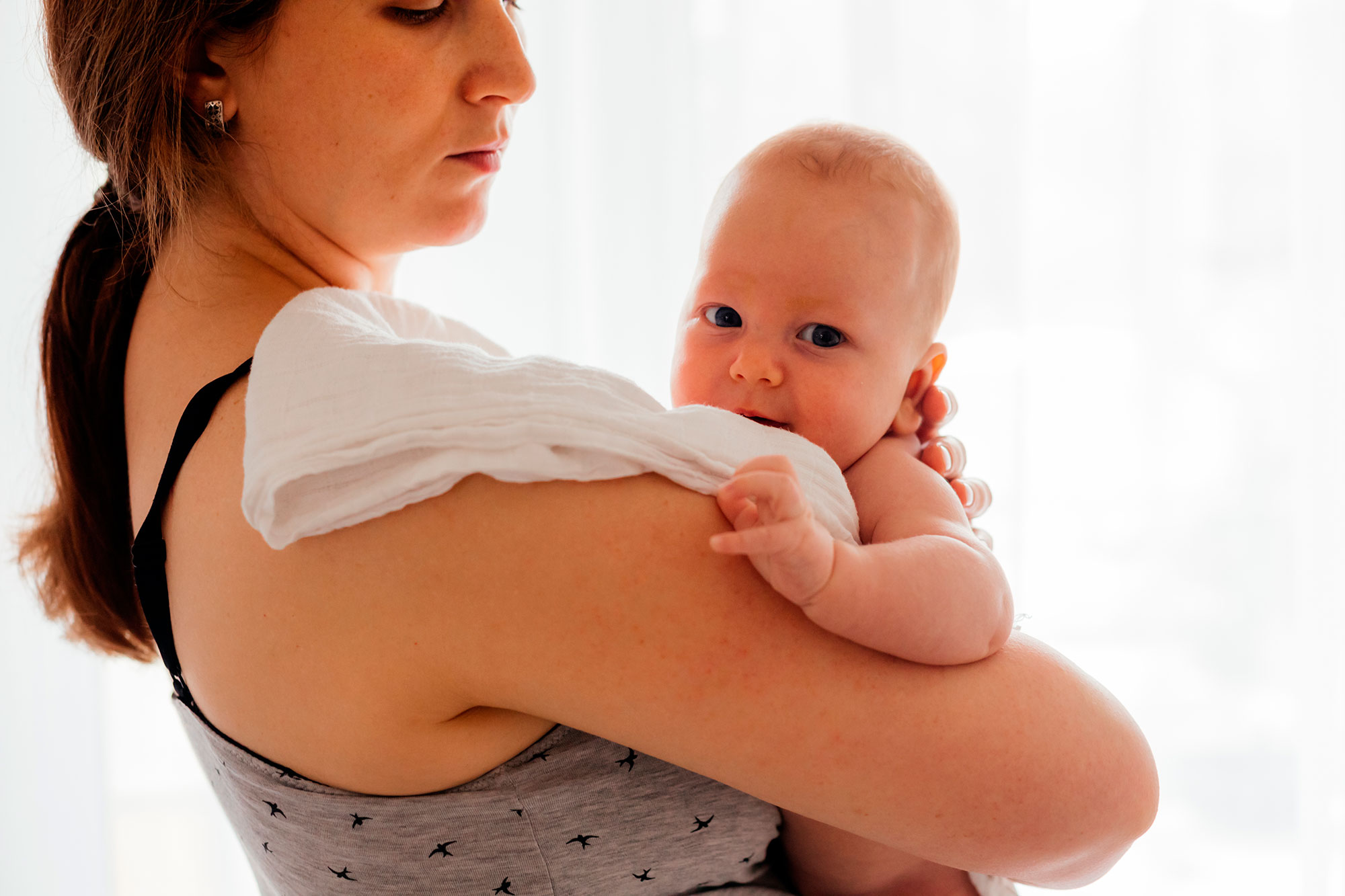 Когда дети начинают держать головку