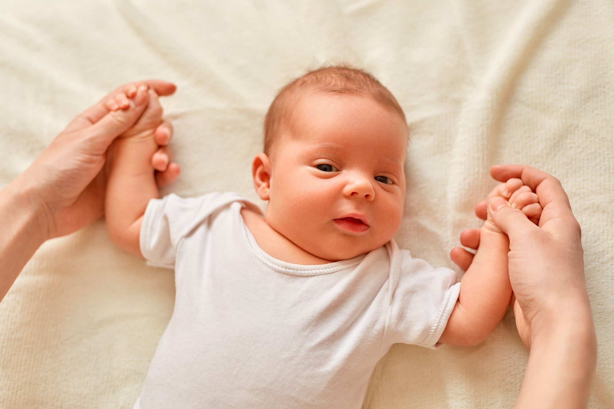 Когда новорожденный начинает видеть и слышать