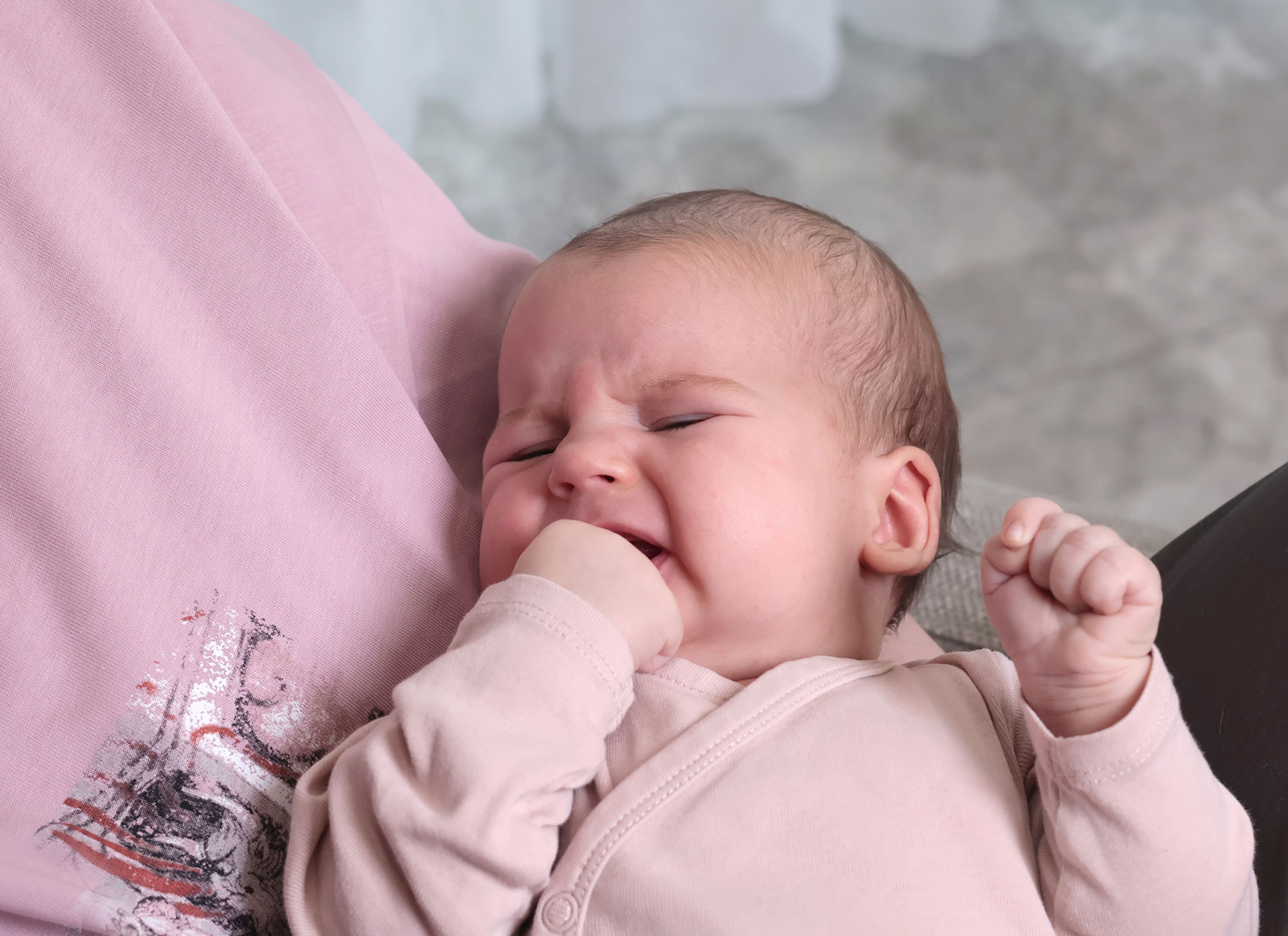 Почему плачет ребенок и как его успокоить