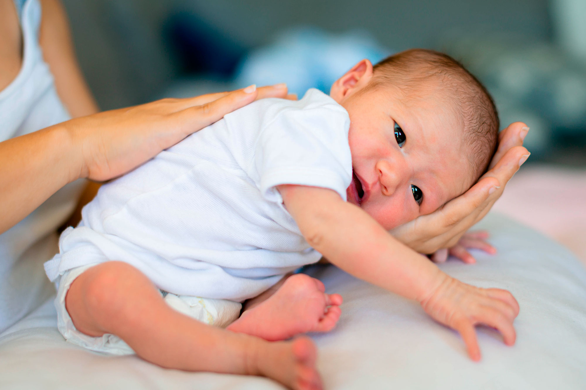 Почему ребенок икает и как ему помочь