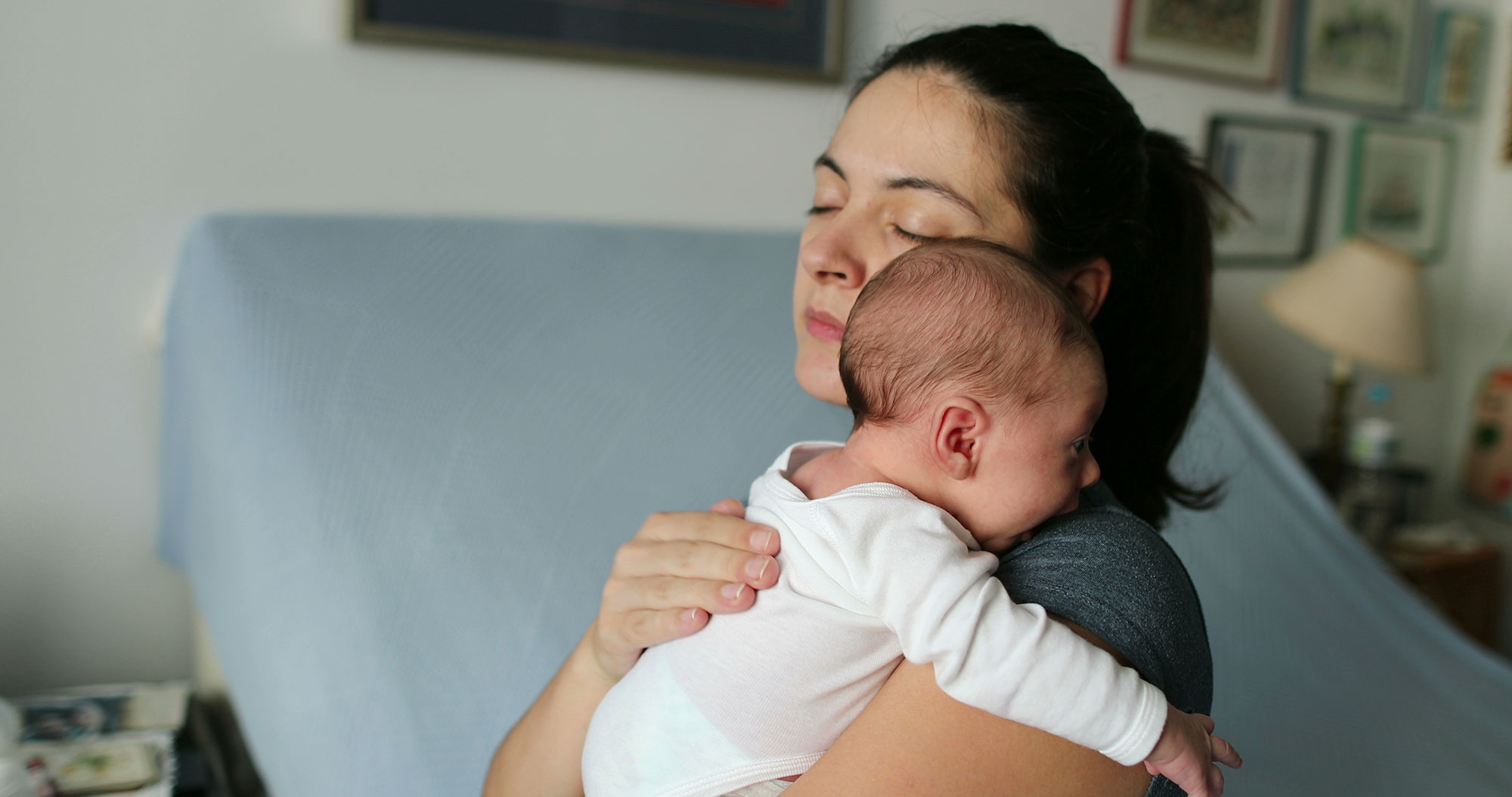 Почему ребенок икает и как ему помочь